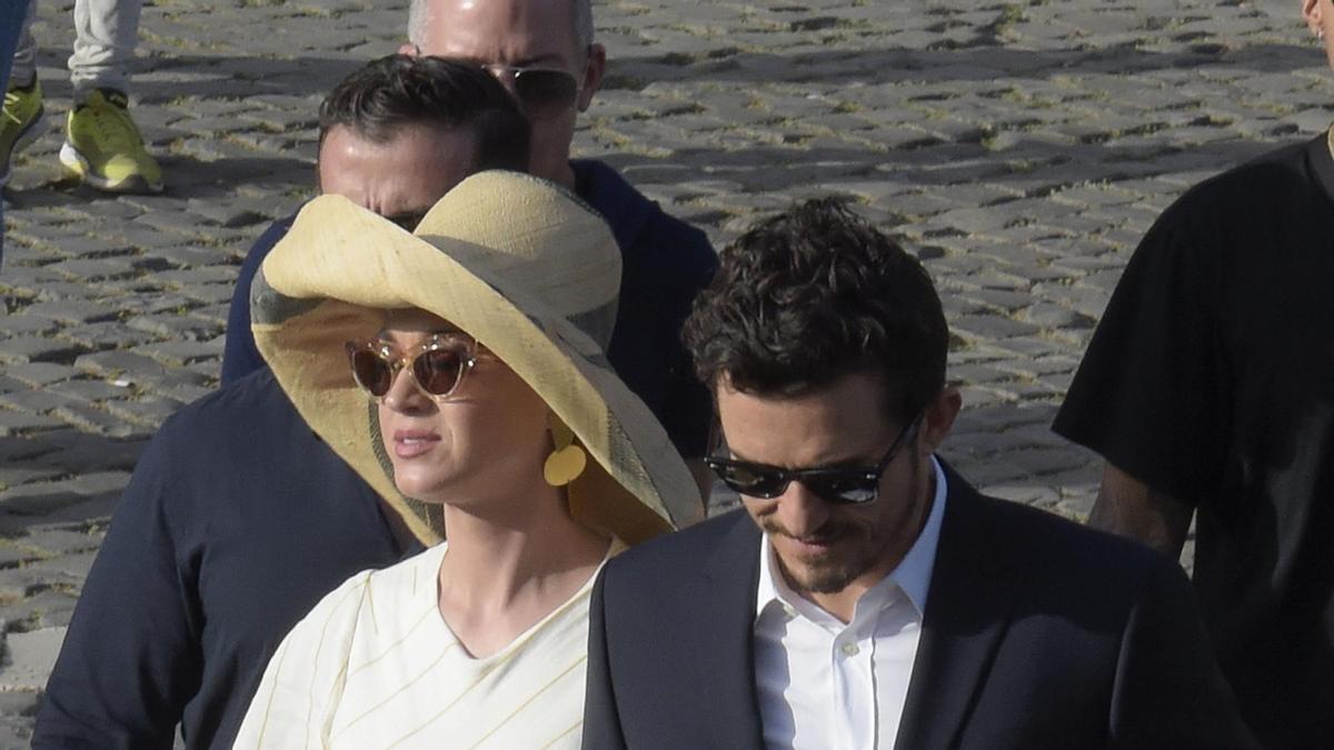 Katy Perry junto a Orlando Bloom por las calles de Roma