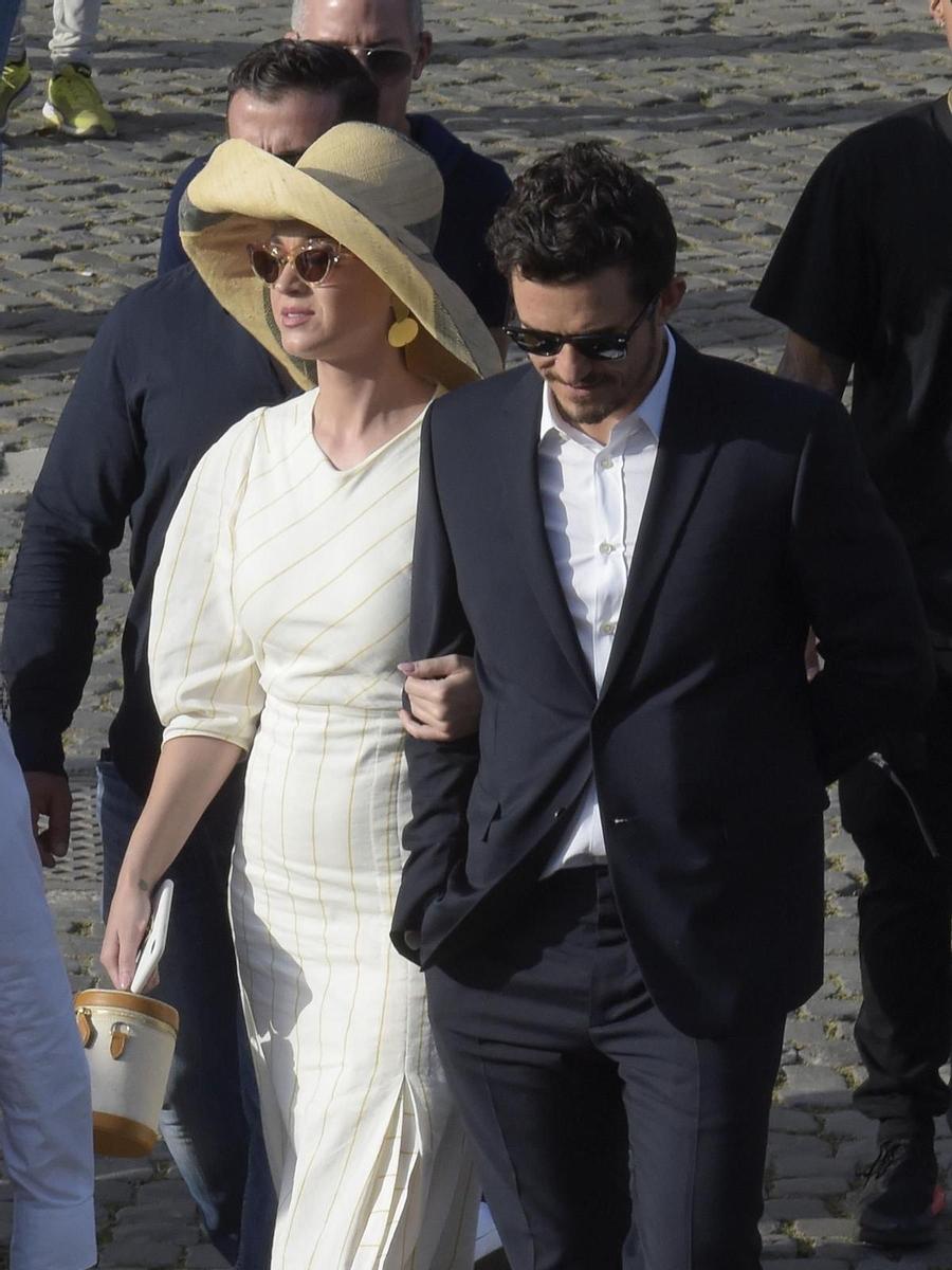 Katy Perry junto a Orlando Bloom por las calles de Roma