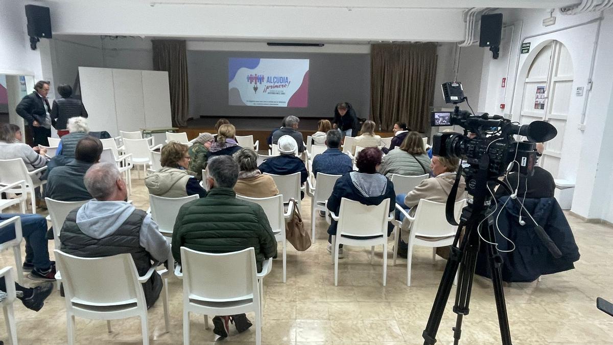 Imagen de una reunión de la plataforma contra el segundo cable de Alcúdia.