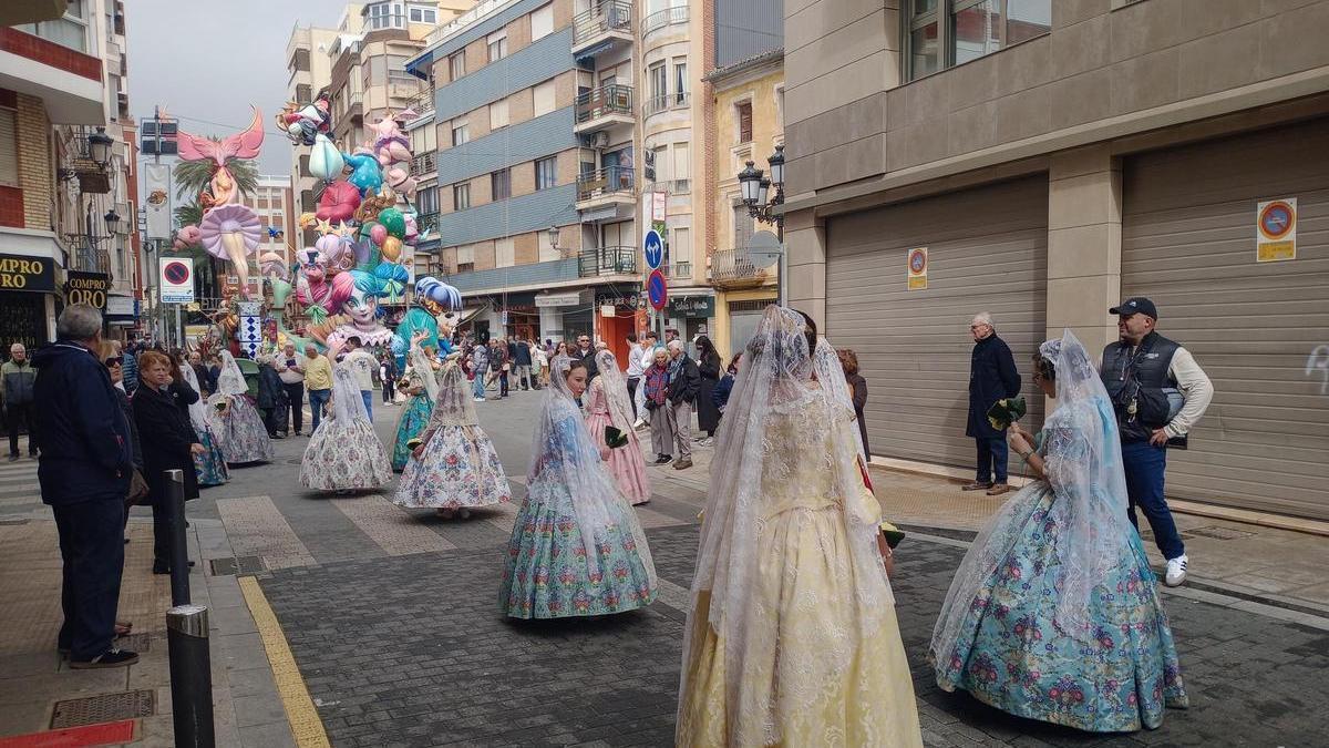 Algunas de las falleras que han participado esta mañana en la ofrenda.