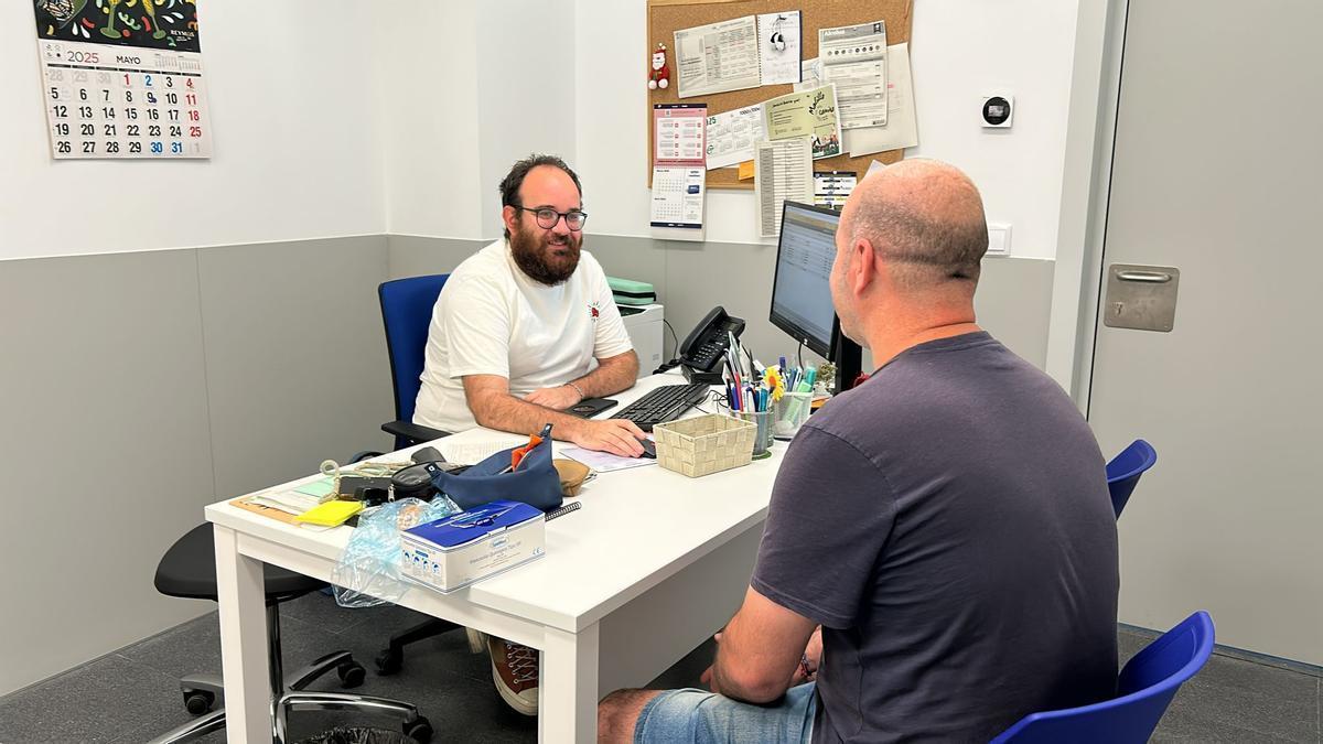 Un médico de familia atiende a un paciente en consulta.