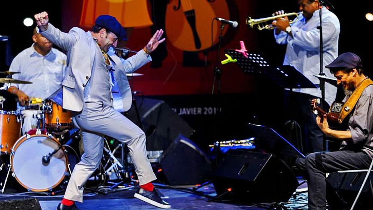 Zenet, con su banda, durante una actuación en el Parque Almansa de San Javier.  | PEDRO SÁEZ