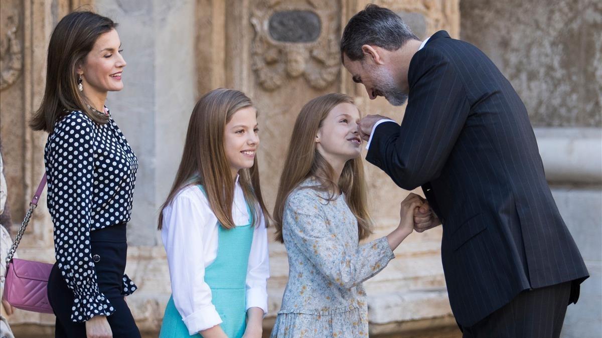 fcasals42742238 king felipe vi of spain  r  jokes with his daughters princes180401152354