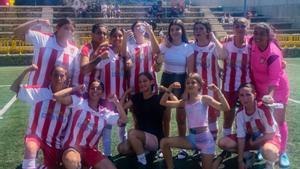El primer equipo de fútbol formado con chicas gitanas de La Mina compite en el torneo del CF Tramontana La Mina, que este año incluye por primera vez un campeonato de fútbol femenino.