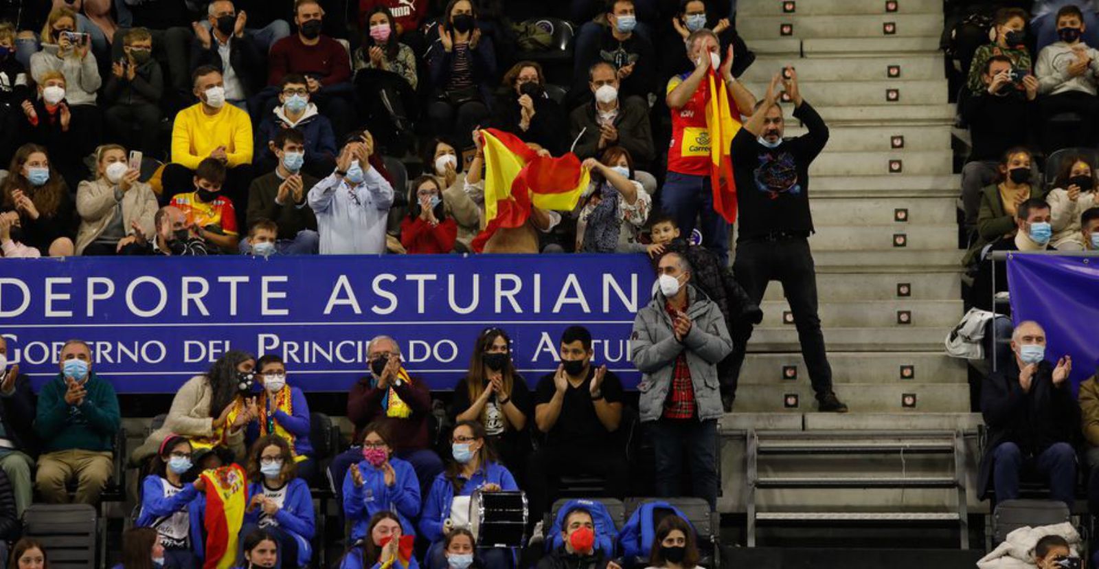 El público anima a la selección en las gradas de El Quirinal. | M. Villamuza