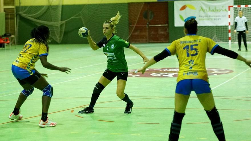 Armina Isic controla el balón en el encuentro contra el Rocasa Gran Canaria.