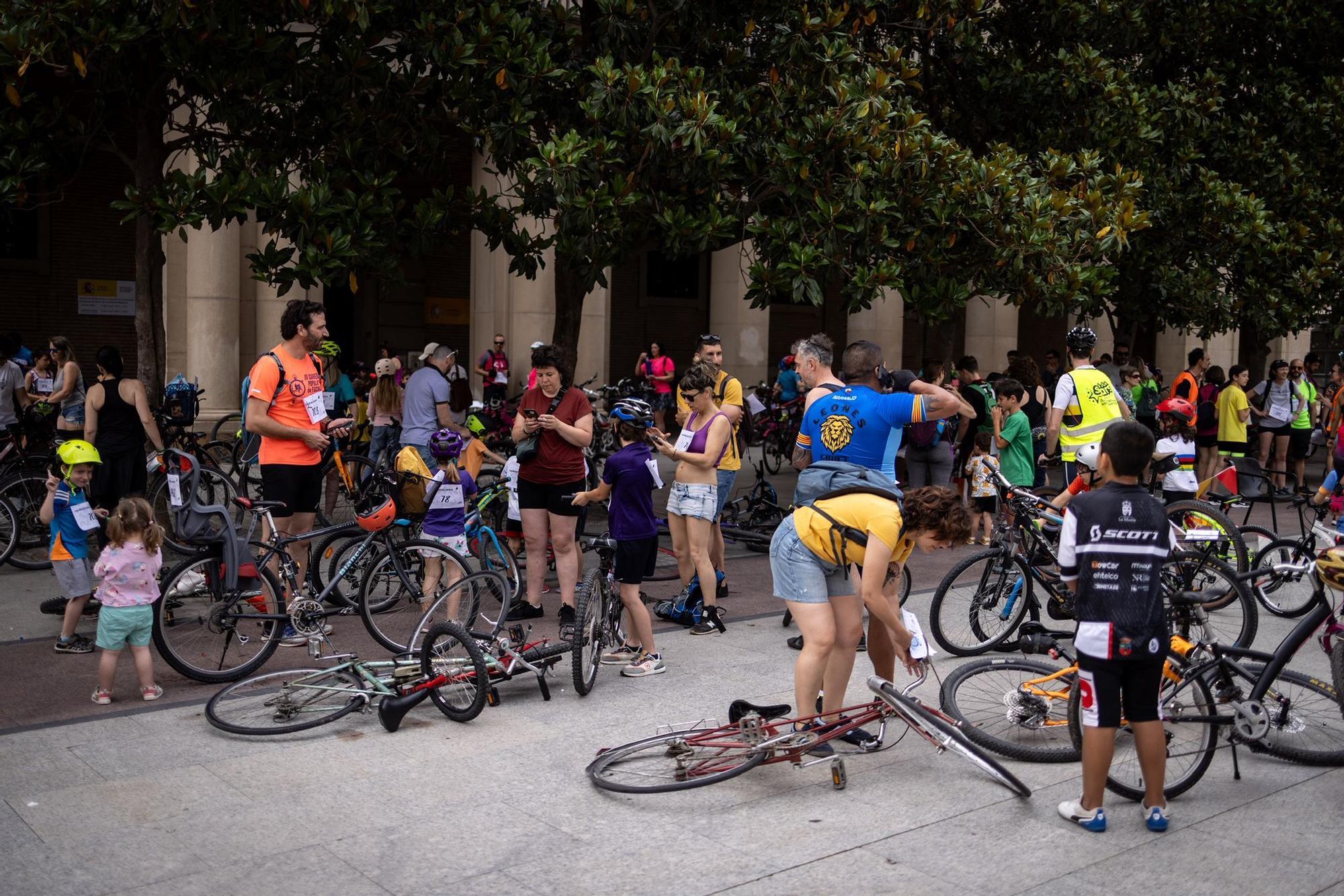 En imágenes | La tradicional bicicletada escolar toma las calles de Zaragoza este domingo