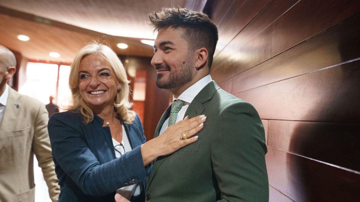 La consejera de Sanidad, Esther Monzón, junto al neurocirujano Jesús Martín.