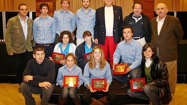 Estarellas, el tercero de pie por la derecha, rodeado de los demás premiados en la Gala del Deporte.