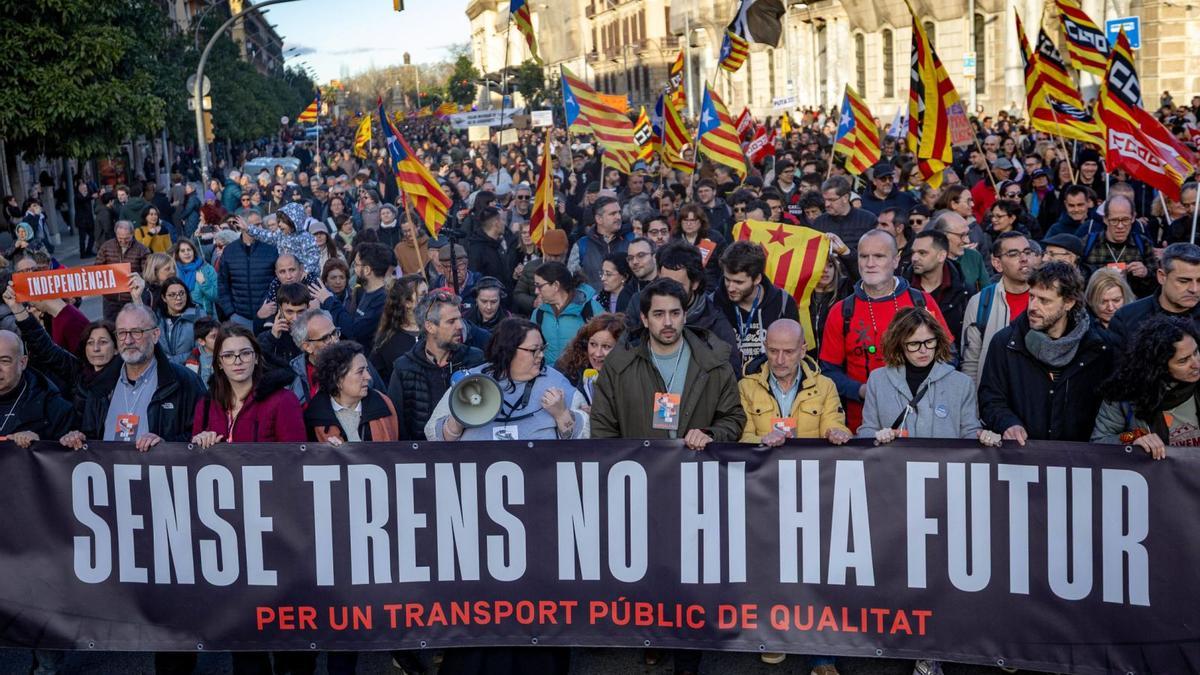Varios miles de usuarios de Rodalies se manifiestan en Barcelona por un servicio digno