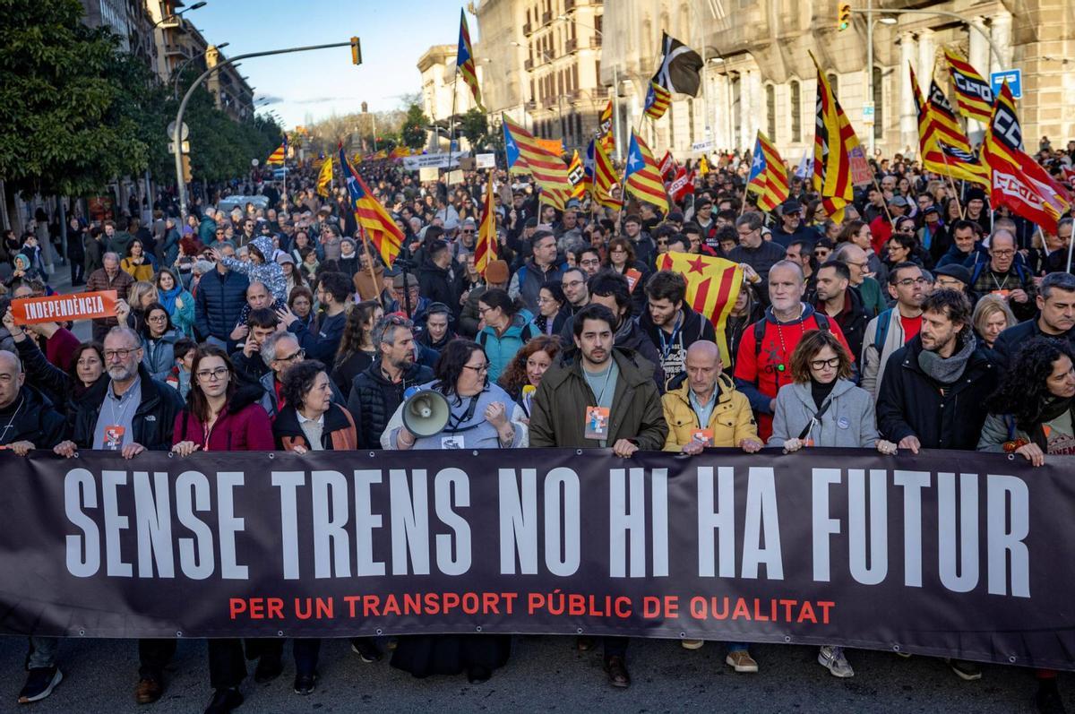 Milers d’usuaris de Rodalies surten al carrer per reclamar un servei digne