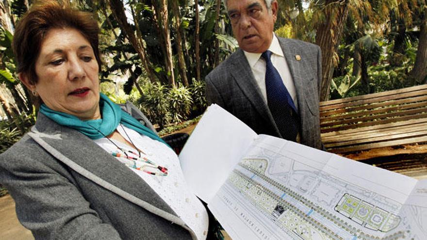 Blanca Díez muestra el plano incluido en la guía, con las plantas más notables del Parque.