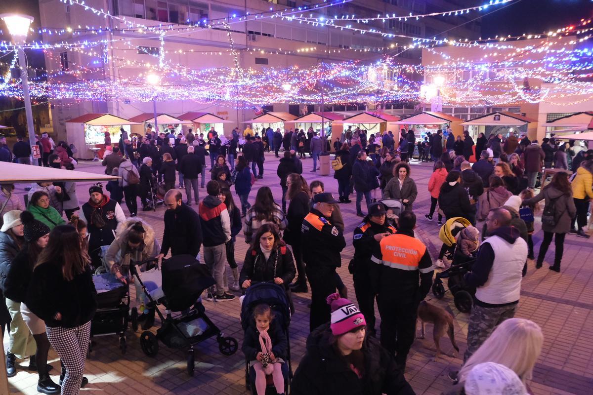 Afluencia de público en la inauguración del Mercadillo Navideño de Elda.