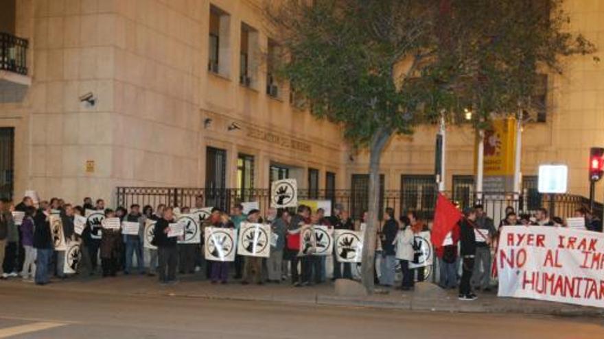 Protesta en Murcia contra la guerra frente a la Delegación