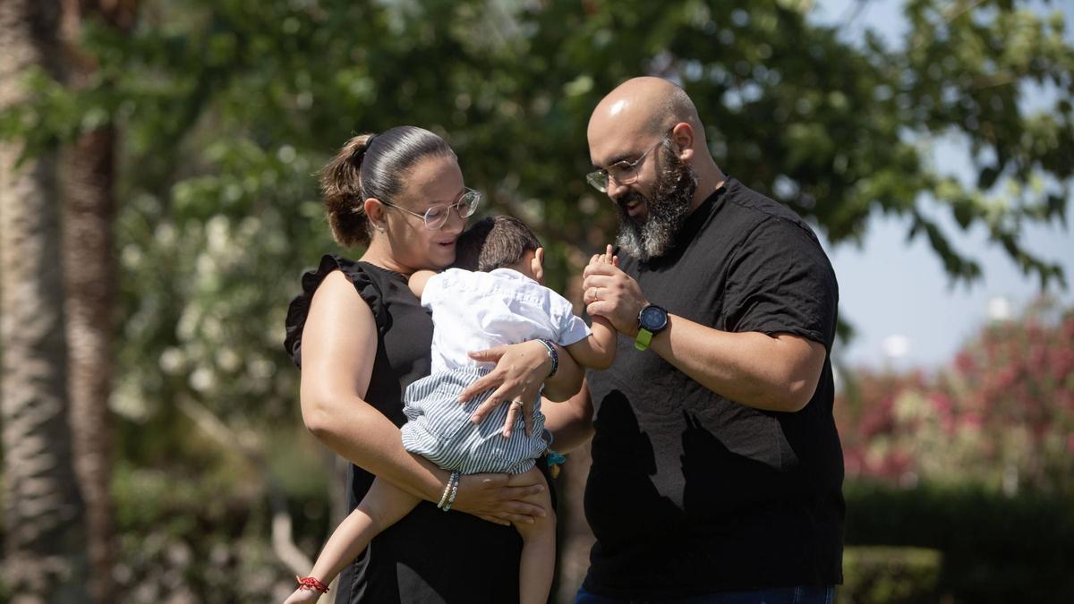 Pablo y sus padres, en una imagen de 2024.
