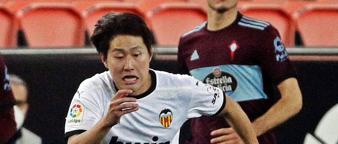 Kang In Lee conduce el balón en un encuentro con el Valencia ante el Celta.