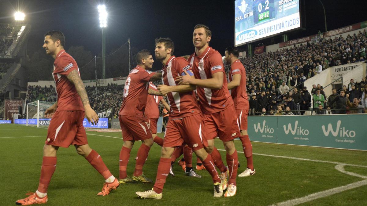 Los jugadores del Sevilla celebran su segundo tanto, obra de Krychowiak en la segunda parte. / Manuel Gómez