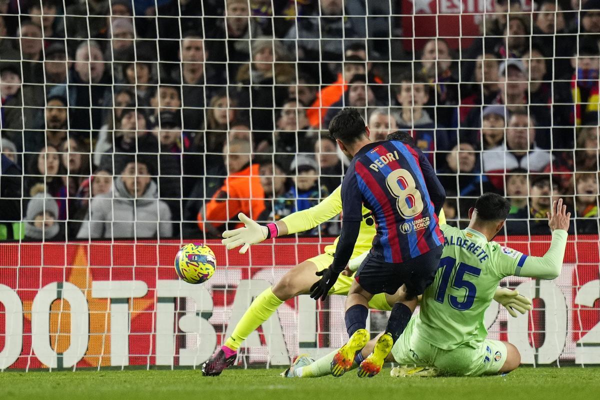 BARCELONA, 22/01/2023.- El centrocampista del Barcelona Pedri (8) marca ante el Getafe, durante el partido de Liga en Primera División que FC Barcelona y Getafe CF disputan este domingo en el Camp Nou. EFE/Siu Wu