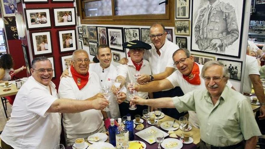 Los pamplonicas malagueños brindan con un anís muy taurino minutos antes del encierro.