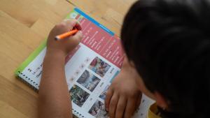 Un niño con un cuaderno escolar.