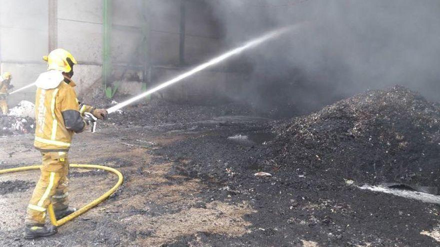 Varios bomberos extinguen un incendio en la misma planta, hace dos meses.