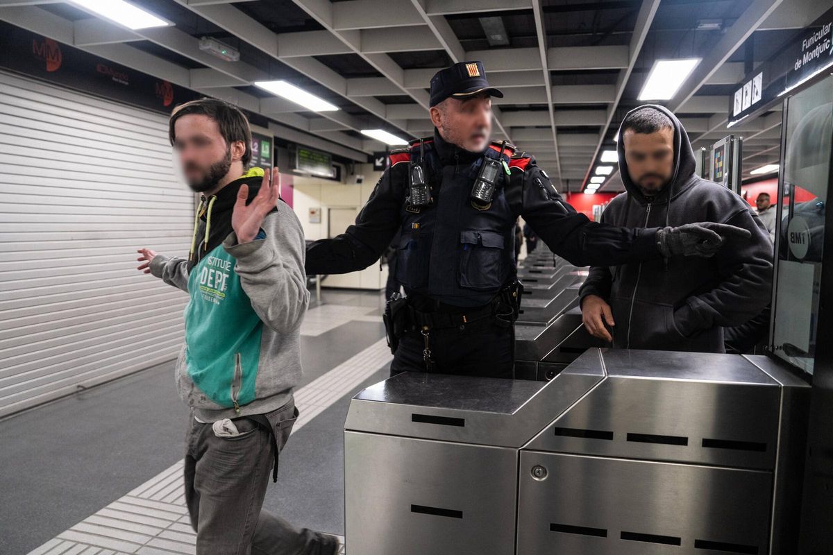 Macrodispositivo de Mossos junto a seguridad de TMB en el Metro de Barcelona