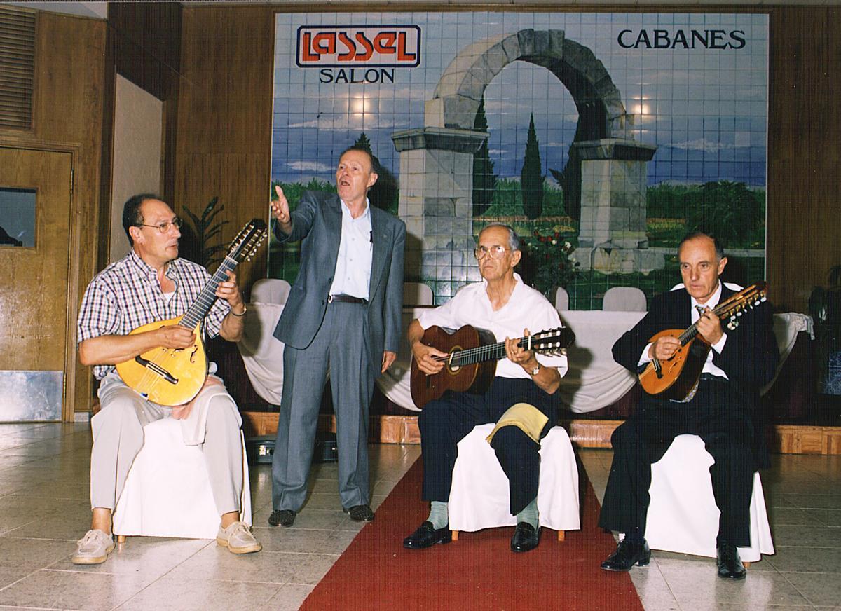 José Diciembre, de blanco, tocando la guitarra con el grupo Los Palmers.