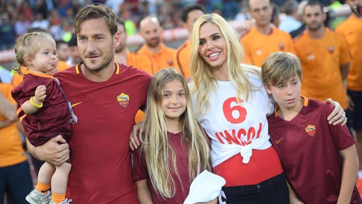 La familia Totti, tras el último partido de 'Il Capitano'