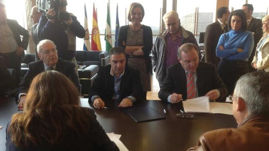 Un momento de la firma del convenio, ayer.