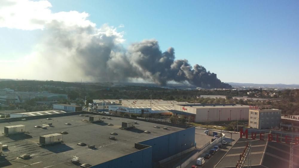 Espectacular incendi en una química de Paterna