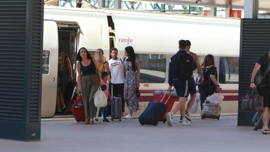 Pasajeros se apean en la estación de Zamora.