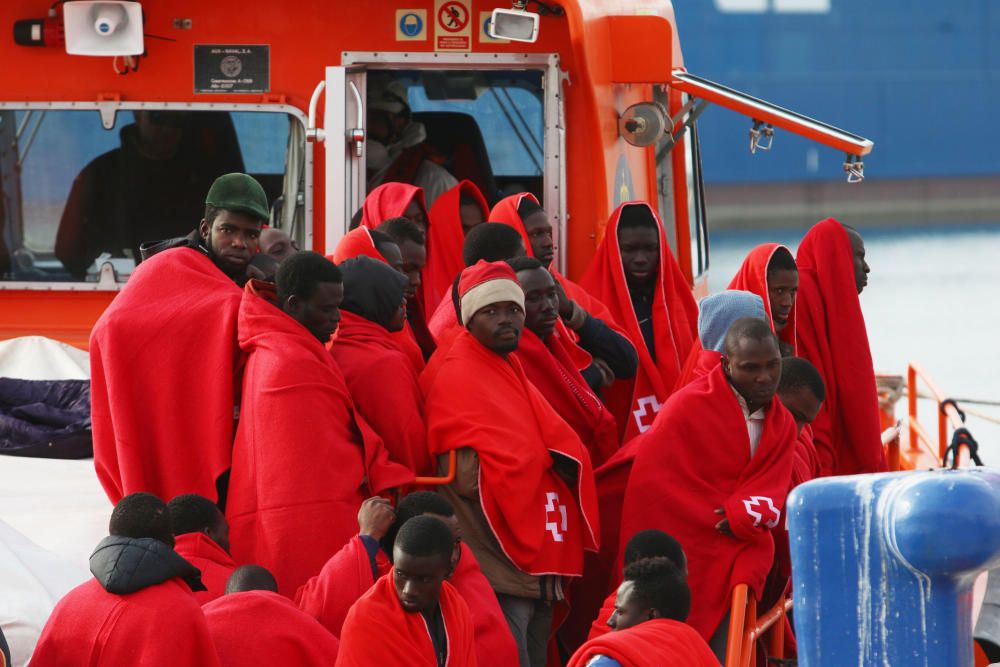 Rescatan a una patera con 50 inmigrantes interceptada en la costa de Málaga