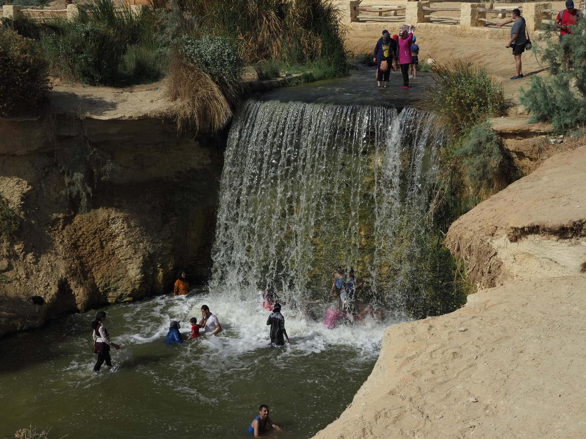 Personas Bañandose en la cascada
