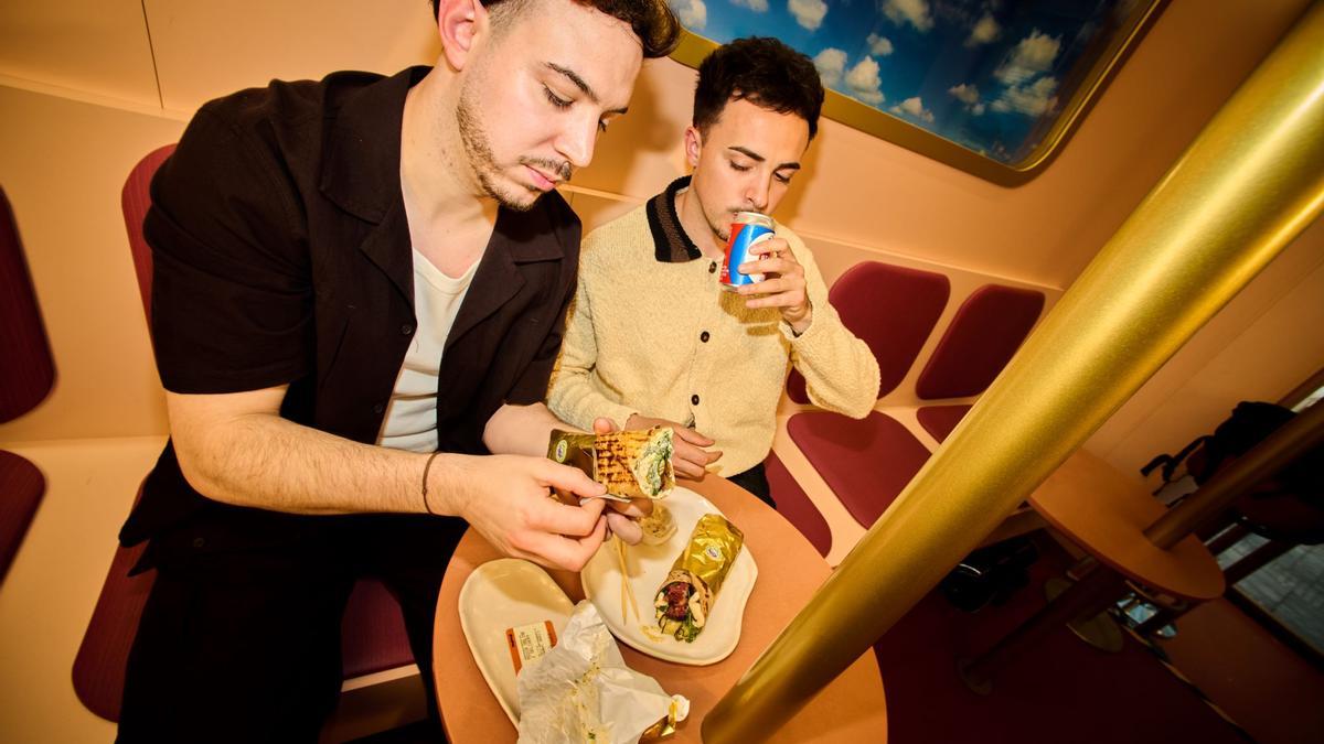Los Cañitas Javier Sanz y Juan Sahuquillo, con su kebab en Mómö.