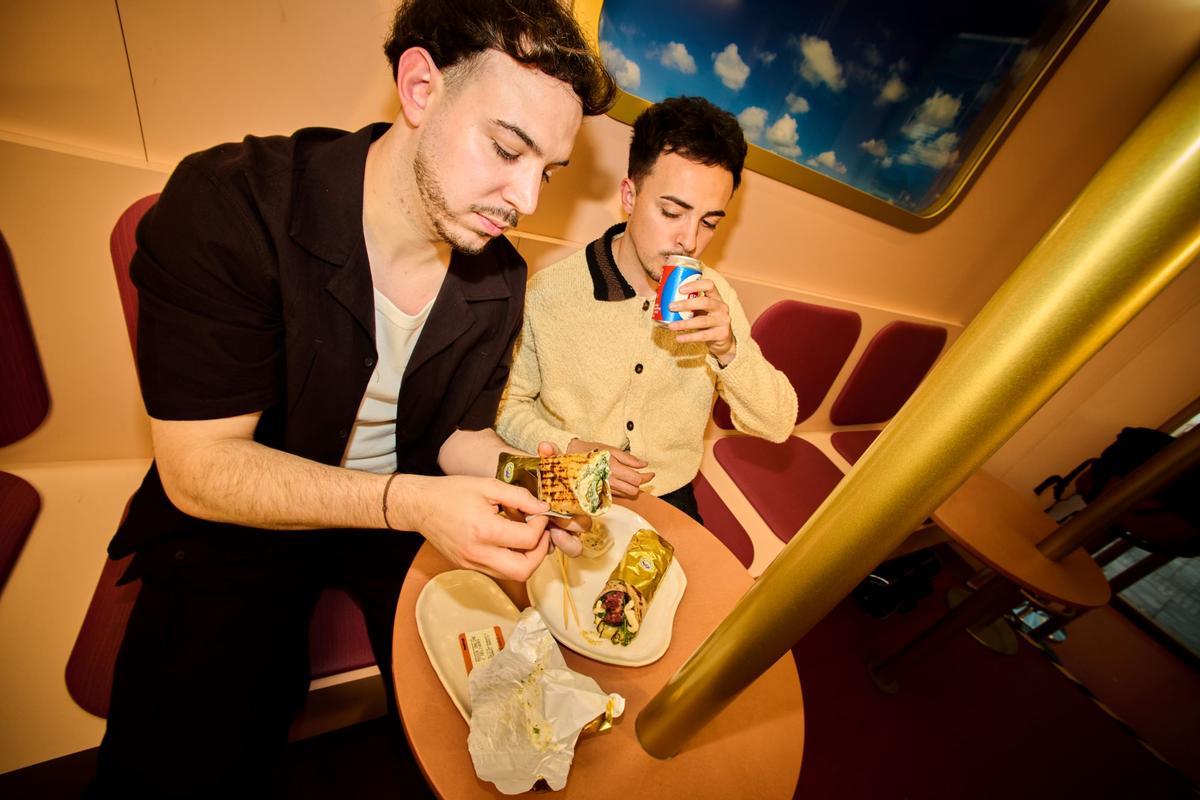 Los Cañitas Javier Sanz y Juan Sahuquillo, con su kebab en Mómö.