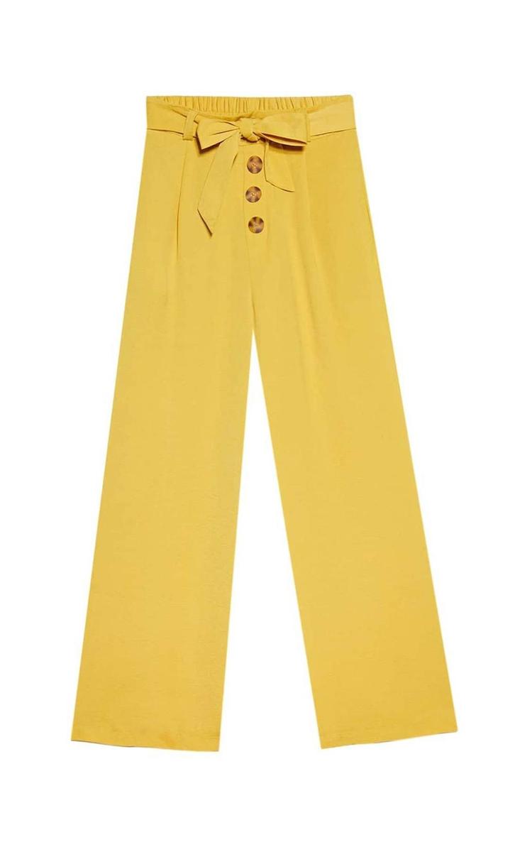 Pantalón de primavera en color amarillo de Stradivarius. (Precio: 19,99 euros)