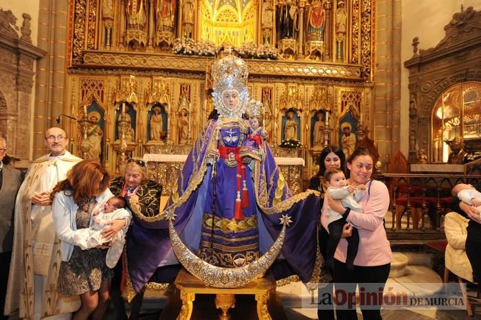 Los niños pasan por el manto de la Fuensanta