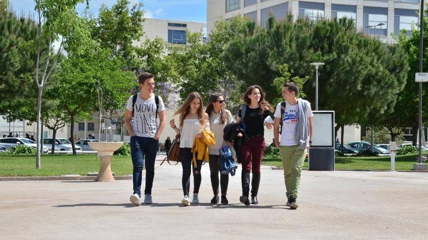 Alumnos en el campus de Vera de la Politècnica de València.