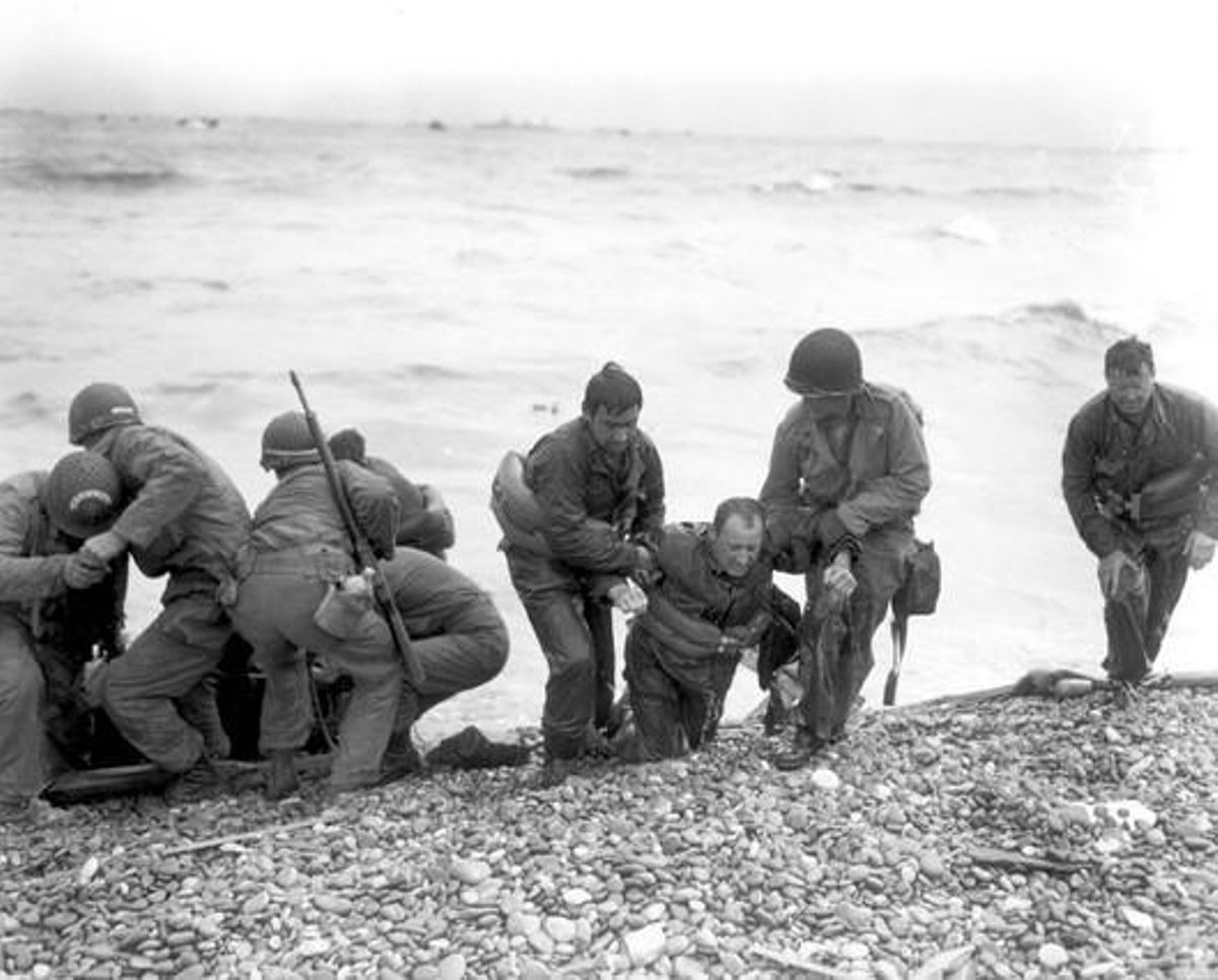 Soldats americans a la platja d’Omaha, a prop de Colleville-sur-Mer.