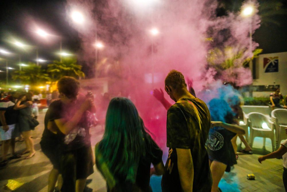 Cientos de personas participan en el primer Día del Orgullo en un acto festivo y reivindicativo de la diversidad sexual.