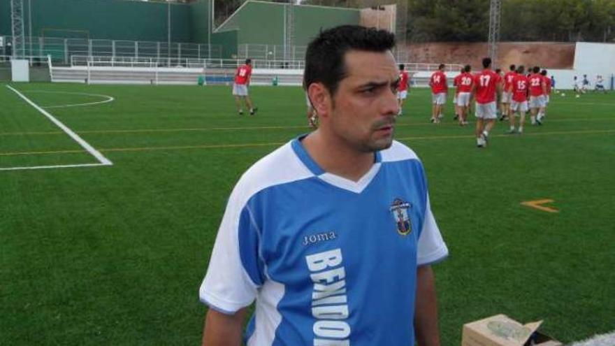 El técnico Javi Rodado en un entrenamiento en la Ciudad Deportiva Guillermo Amor. V. fuster