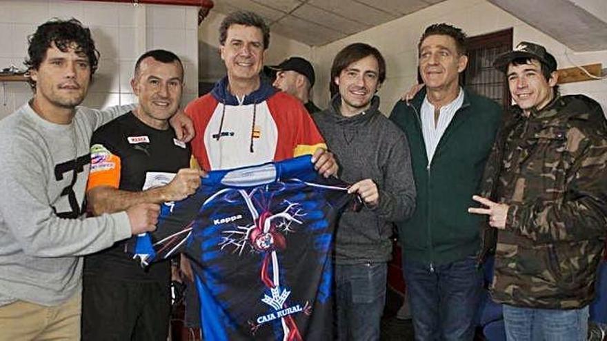 Varios personajes conocidos posan con la camiseta del Zamora CF.