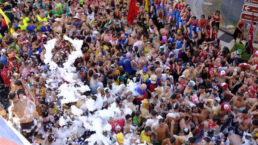 Estalla la fiesta en la Vall con les Penyes en Festes