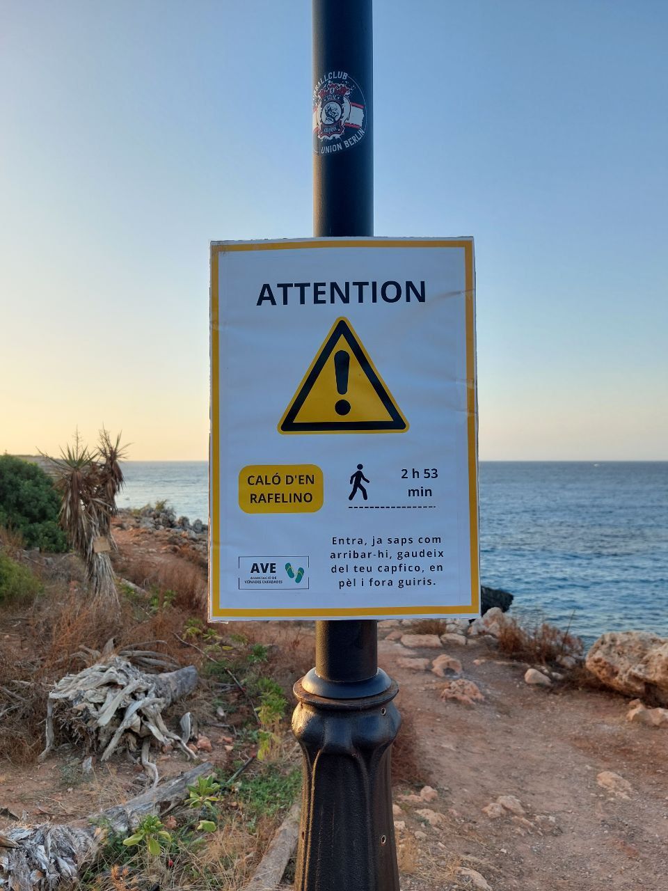 FOTOS | Protesta contra la masificación en las playas de Mallorca: en inglés, "playa cerrada"; en catalán, "playa abierta"
