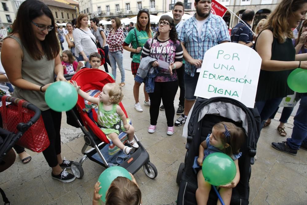 Concentración contra los recortes en las escualas infantiles de Asturias