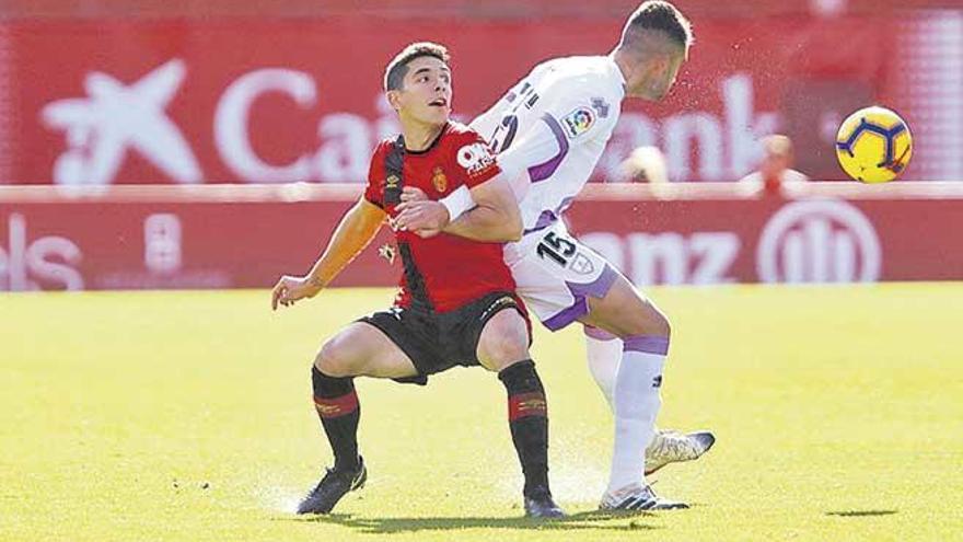 Fran Gámez disputa el balón con Oyarzun en el partido de ayer.