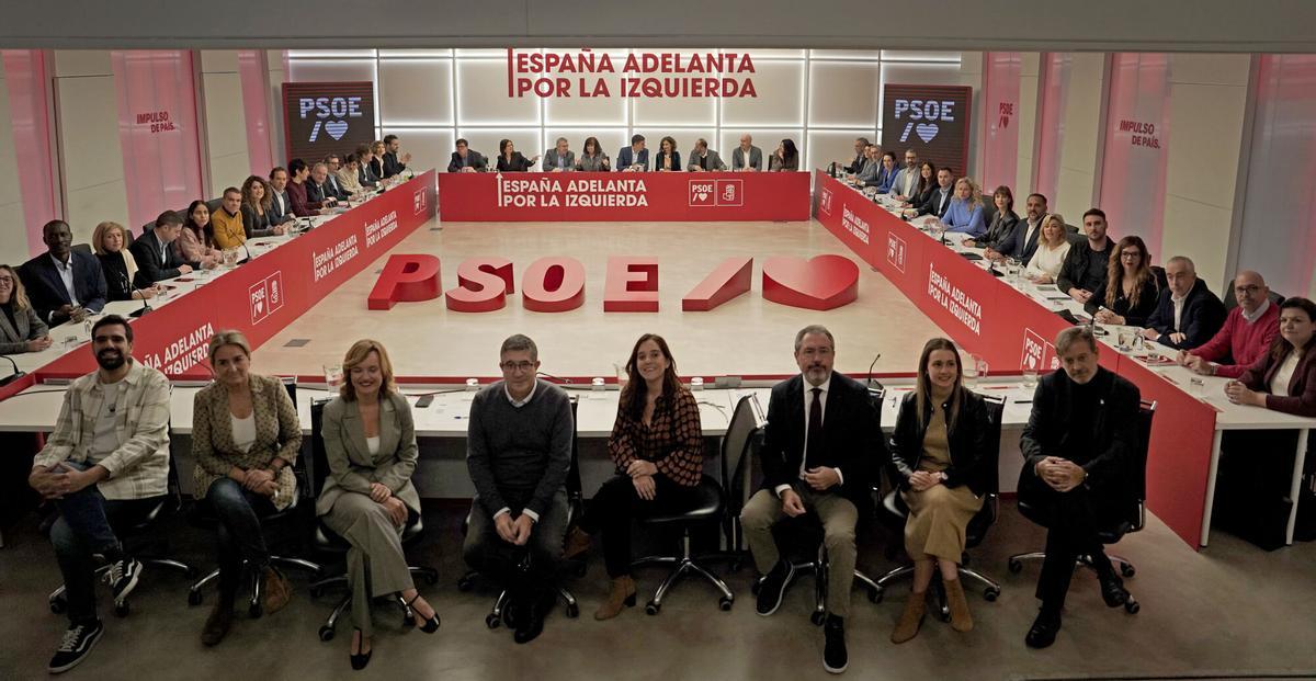 Pedro Sánchez preside la primera reunión de la nueva ejecutiva del PSOE aprobada en el 41 congreso federal celebrado en Sevilla.