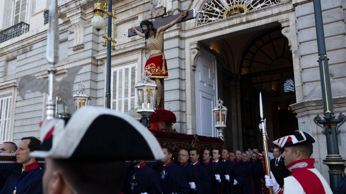 Vista de un momento de la procesión del Santísimo Cristo de los Alabarderos este viernes, en Madrid.