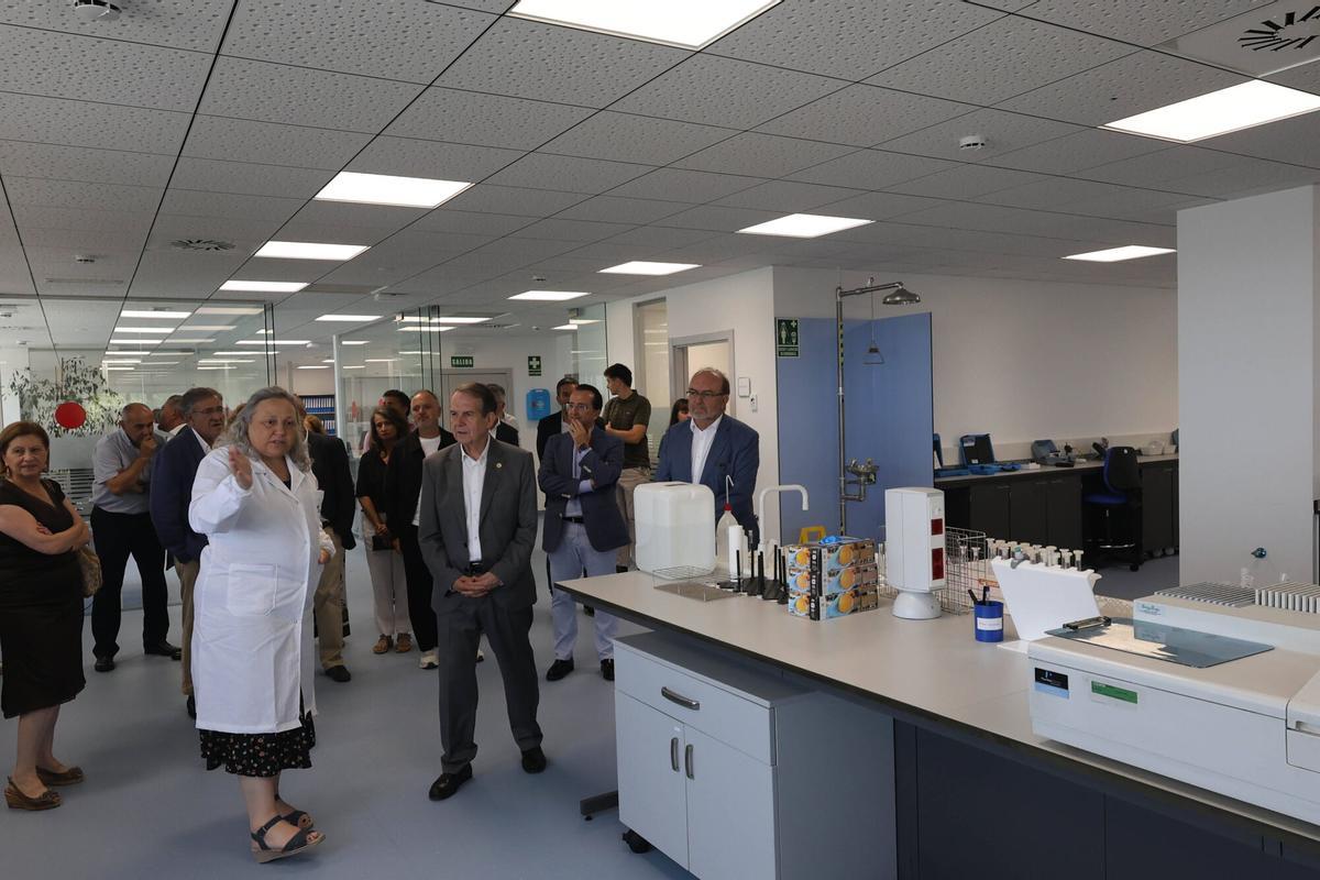 Abel Caballero en el laboratorio de las instalaciones de ETAP de O Casal