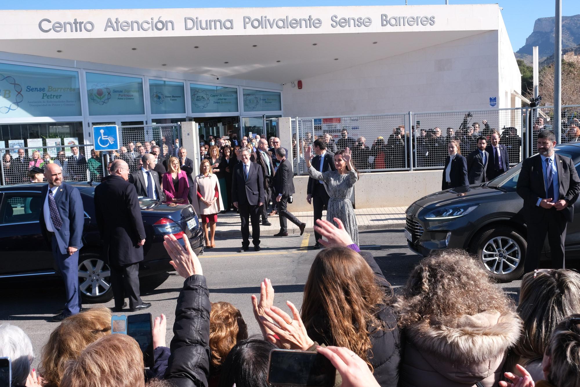 Recibimiento por todo lo alto y con gritos de "guapa" a la reina Letizia en Petrer